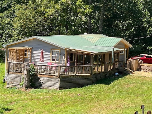 view of front of property with a front yard