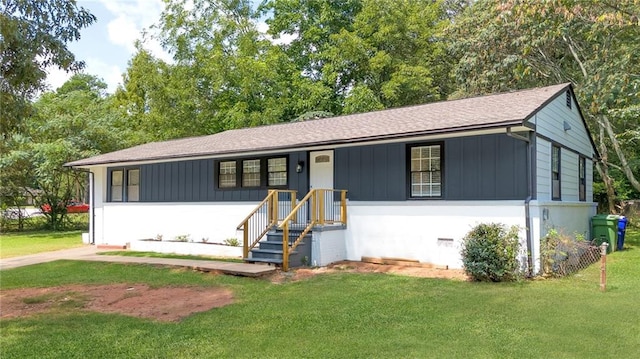 view of front of house featuring a front lawn