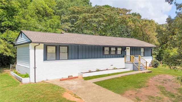 single story home featuring a front lawn