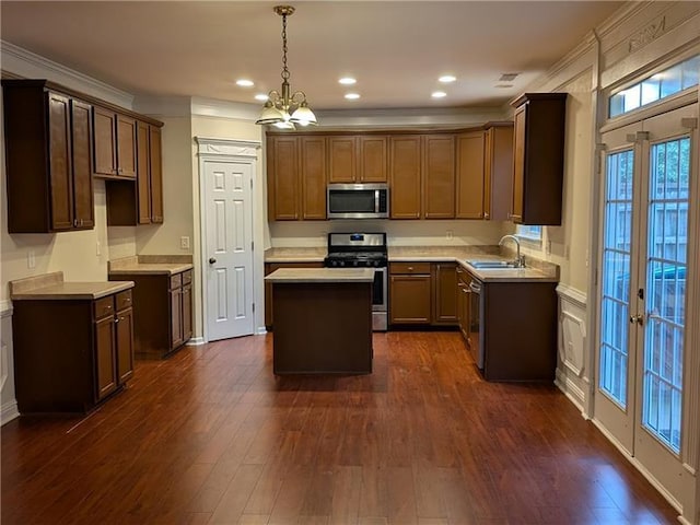 kitchen with recessed lighting, stainless steel appliances, dark wood-style flooring, a sink, and a center island