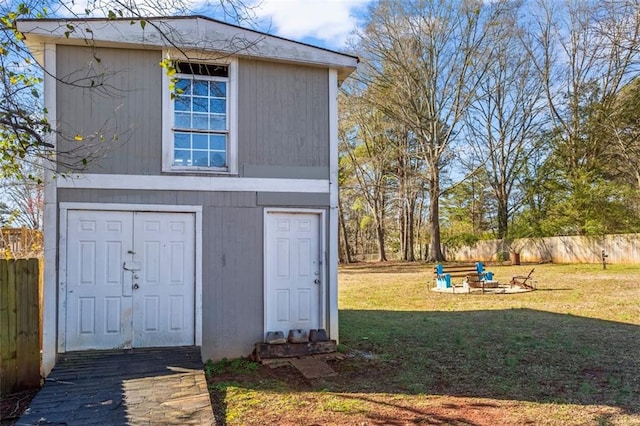 view of outdoor structure featuring an outbuilding and fence