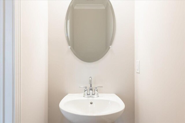 bathroom featuring a sink
