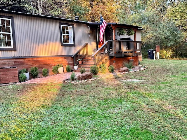 manufactured / mobile home with a front yard