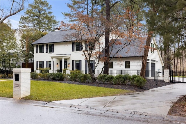 colonial inspired home featuring a front yard