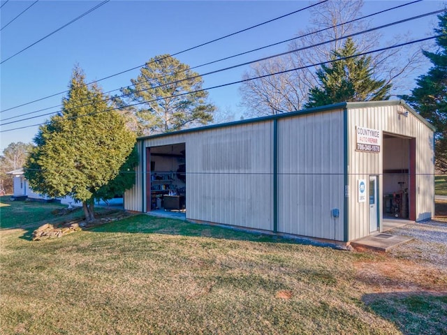 view of pole building featuring a yard