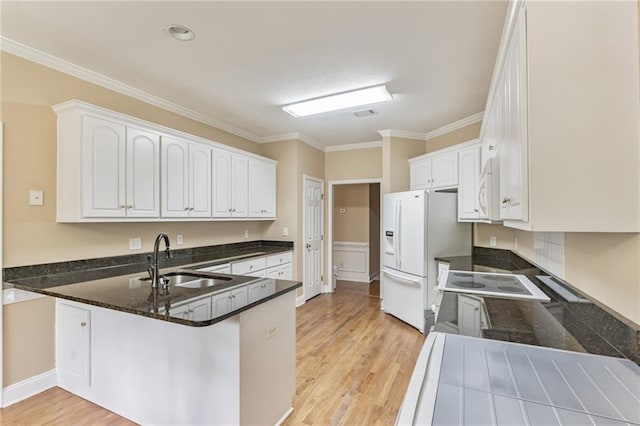656 Deerwood Way, Evans, GA 30809 - kitchen featuring a sink, white appliances, a peninsula, ornamental molding, and light wood finished floors