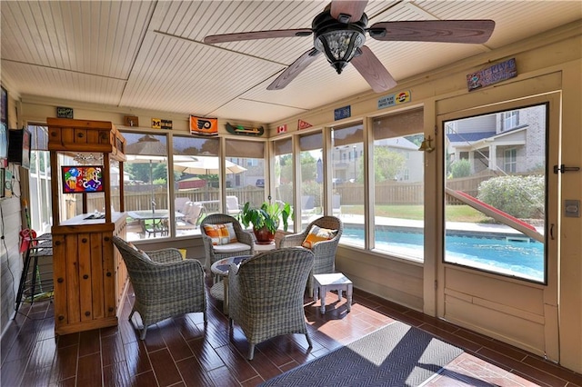 sunroom with ceiling fan