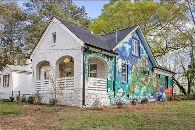 view of front of property featuring covered porch and a front lawn