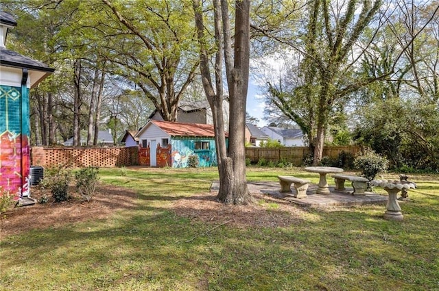 view of yard with an outbuilding