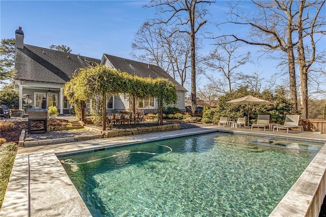 pool featuring an in ground hot tub, a ceiling fan, and a patio area