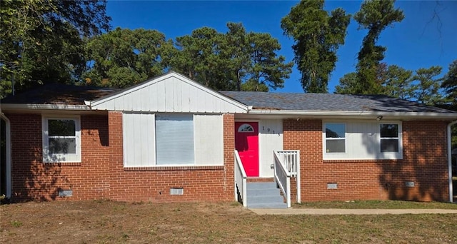 bungalow featuring a front lawn