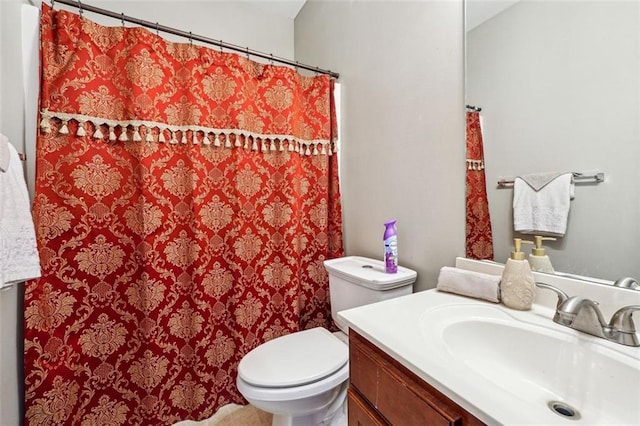 full bath with toilet, vanity, and a shower with curtain