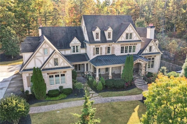 view of front of home featuring a front yard