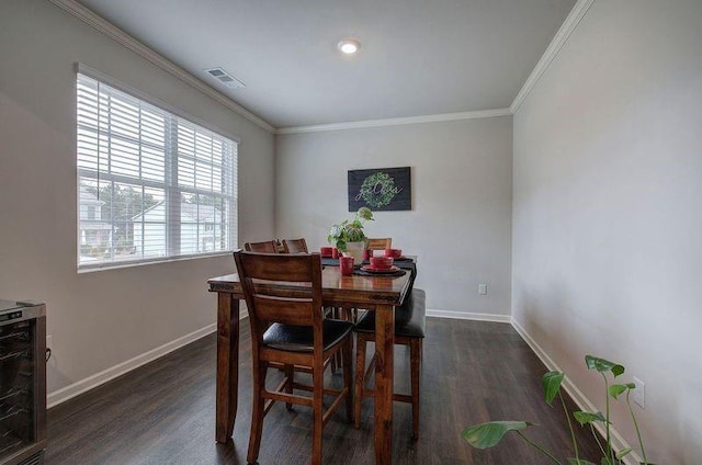 dining space featuring dark wood-style floors, visible vents, and ornamental molding