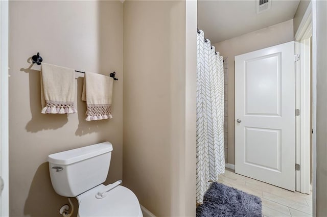bathroom featuring visible vents, toilet, and a shower with shower curtain