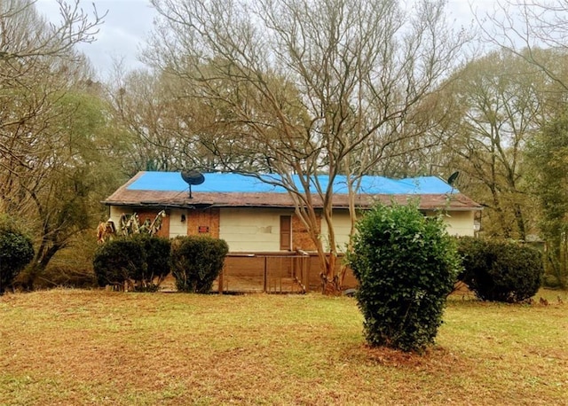 view of front of home featuring a front lawn