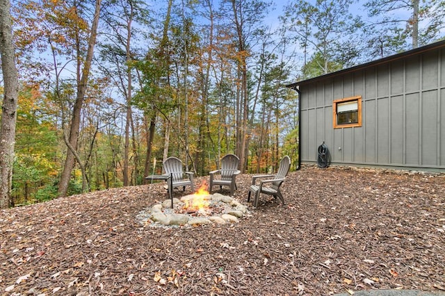 view of yard featuring a fire pit