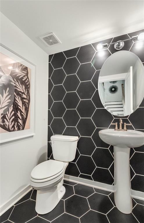 1088 Battery Park Rd, Decatur, GA 30033 - bathroom featuring toilet, tile patterned flooring, and tile walls