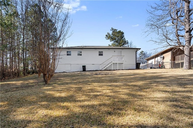 back of house featuring a lawn