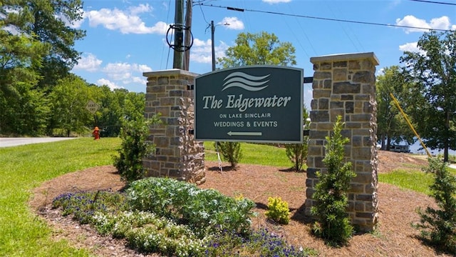 community / neighborhood sign featuring a lawn