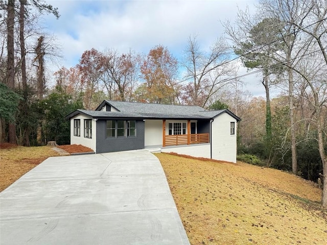 single story home with a porch