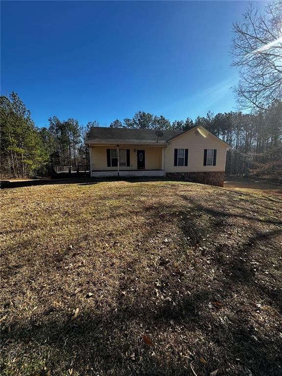 view of front of house featuring a front yard