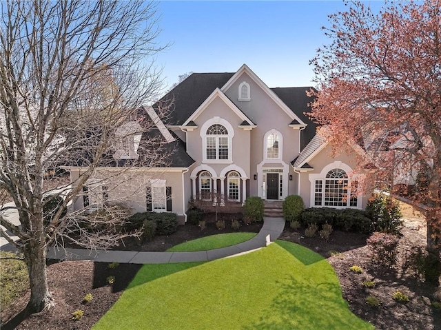 view of front facade featuring stucco siding and a front yard