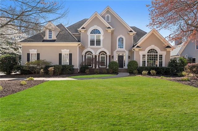 view of front facade featuring a front yard and stucco siding