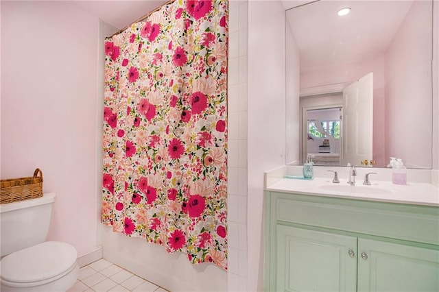 bathroom featuring tile patterned floors, shower / bath combo with shower curtain, toilet, baseboards, and vanity