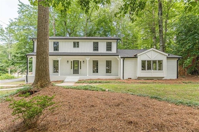 view of front of property featuring a front yard and covered porch