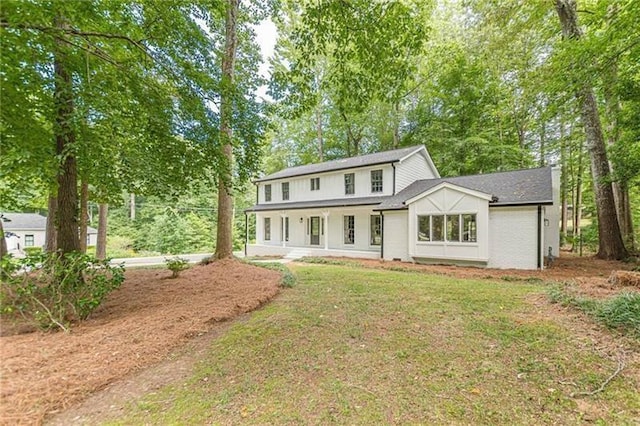 view of front facade featuring a front lawn