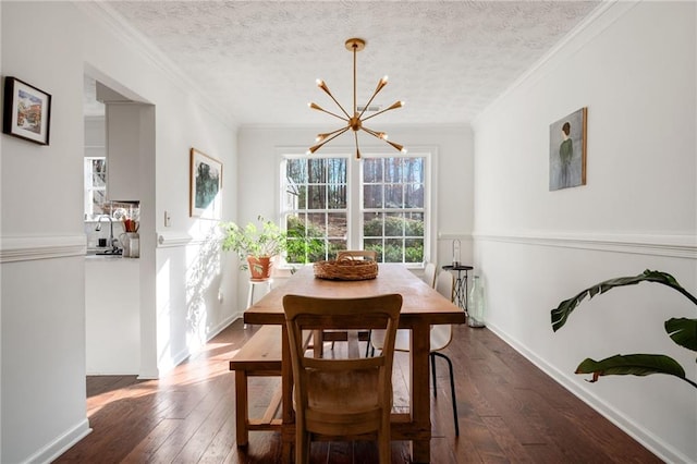 dining space featuring crown molding, an inviting chandelier, a textured ceiling, and dark hardwood / wood-style flooring