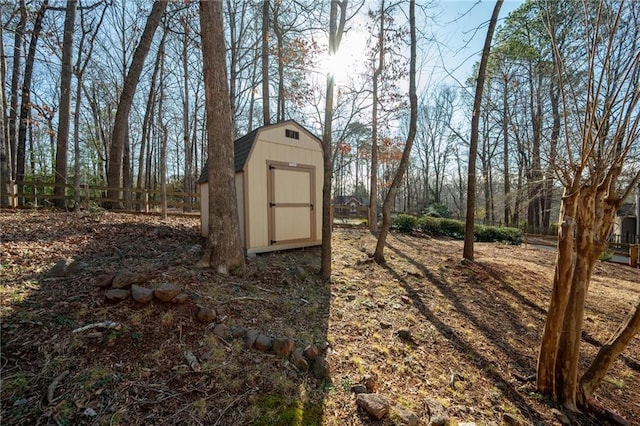 view of yard featuring a storage unit