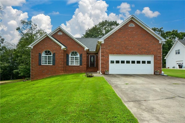 view of front facade featuring a front lawn