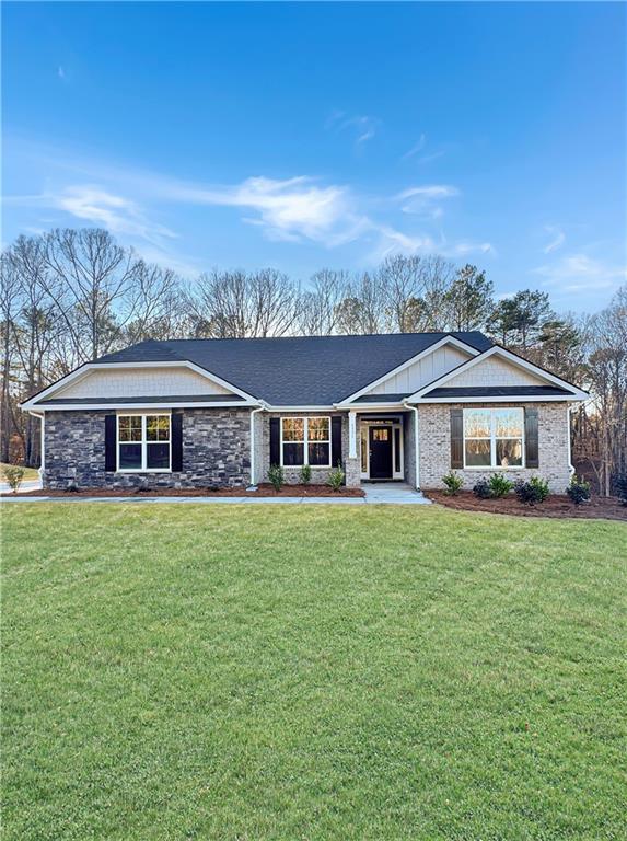 ranch-style house featuring a front lawn