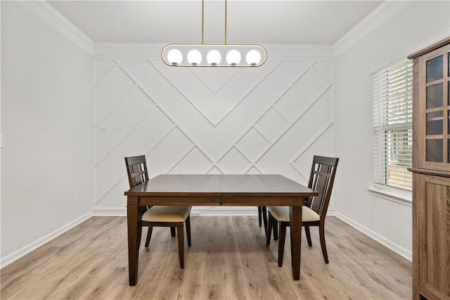 living area featuring visible vents, wood finished floors, a chandelier, and crown molding