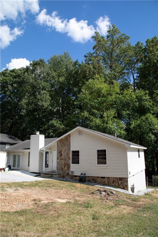 view of front of home featuring a front lawn