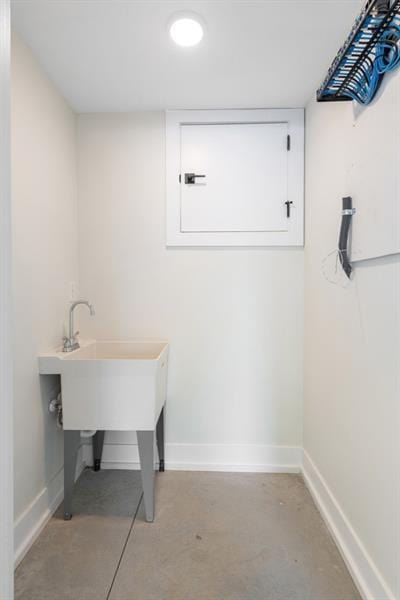 bathroom featuring concrete flooring