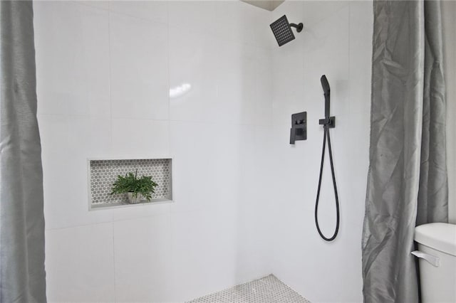 783 Lost Creek Cir, Stone Mountain, GA 30088 - full bathroom with a tile shower and toilet