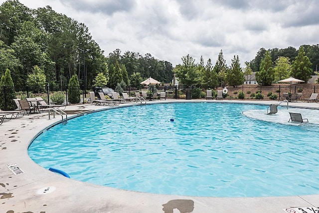 895 Garnet Dr, Acworth, GA 30101 - community pool with a patio