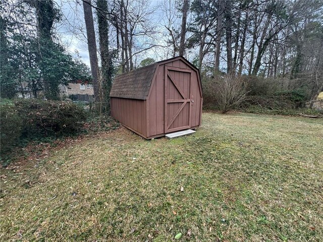 view of outdoor structure with a yard