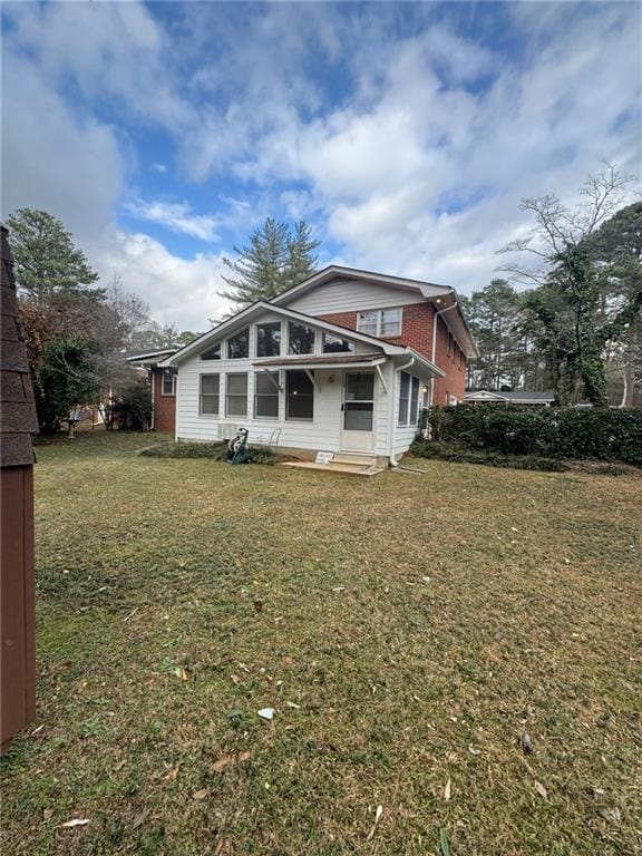 view of front of home with a front lawn