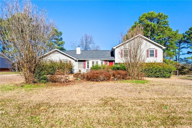 tri-level home featuring a front yard