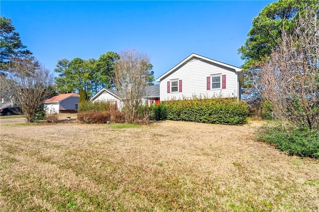 view of side of property featuring a lawn