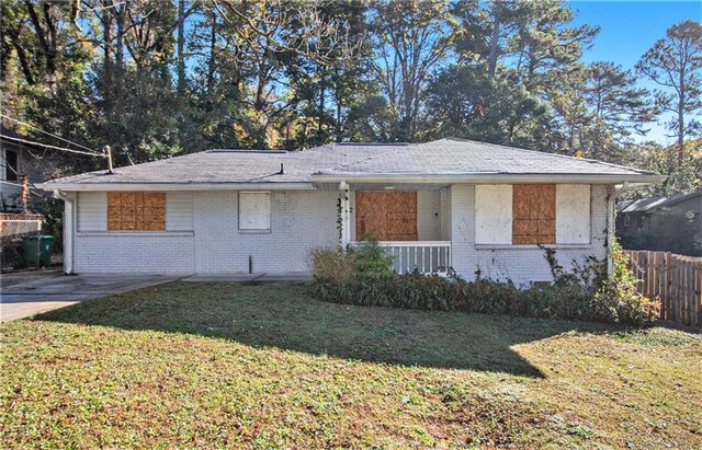 single story home with a front lawn and covered porch