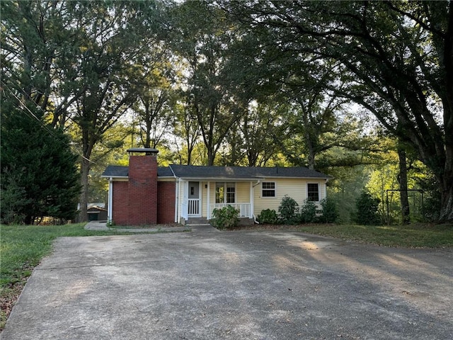 ranch-style home featuring covered porch