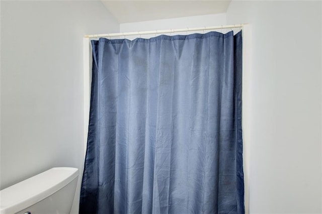 468 Berkshire Pl, Fairburn, GA 30213 - full bathroom featuring toilet and curtained shower