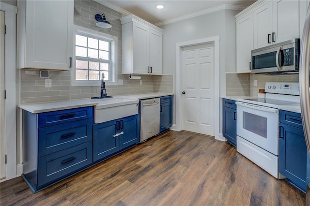 kitchen featuring stainless steel appliances, a sink, blue cabinetry, and ornamental molding