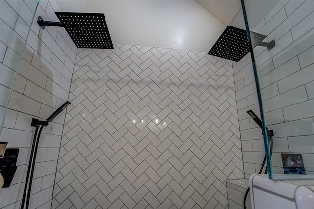 full bath featuring tiled shower