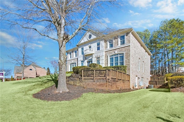 view of front facade with a front yard